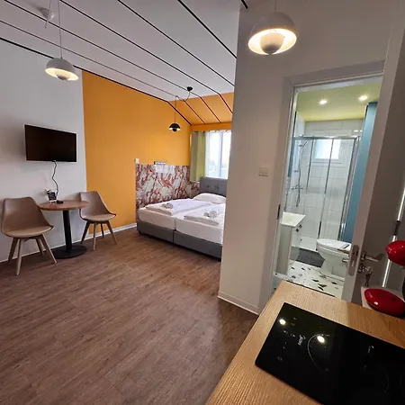 Modern 11 Private Kitchenette And Bathroom *