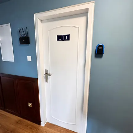 Modern 11 Private Kitchenette And Bathroom ليماسول