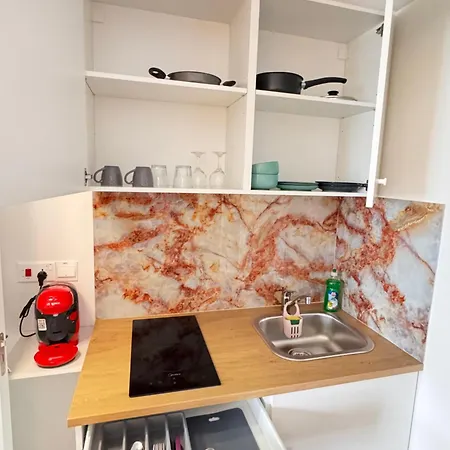 Apartment Modern 11 Private Kitchenette And Bathroom *
