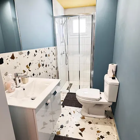 Modern 11 Private Kitchenette And Bathroom ليماسول